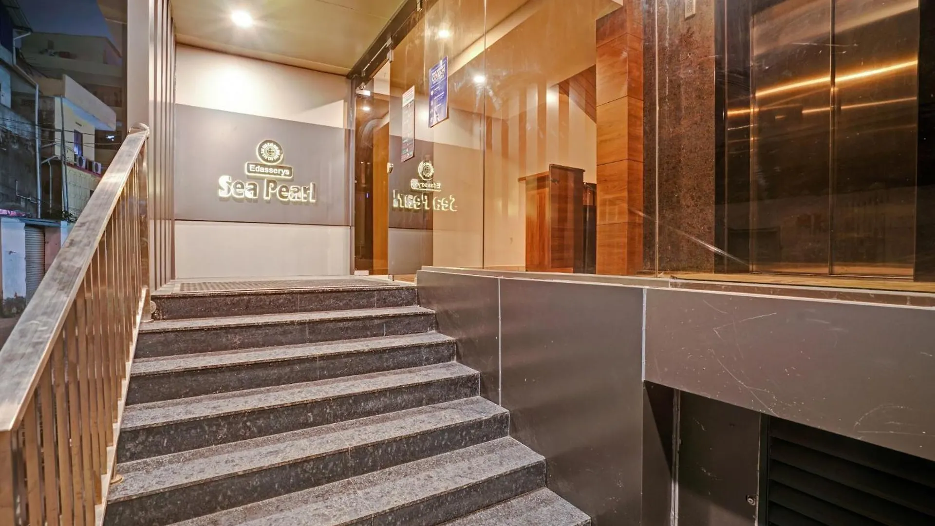 Super Townhouse Edasserys Sea Pearl Kochi Hotel